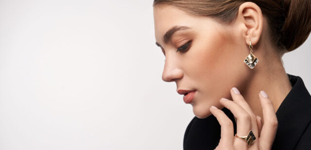 Strălucitoarea eleganță a bijuteriilor placate cu aur: lux accesibil pentru femeile îndrăgostite de modă